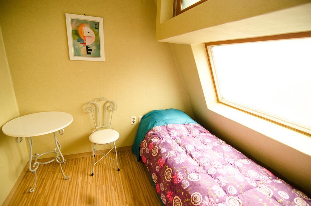 Kimchee Sinchon Guesthouse Seul Quarto foto